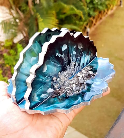 Tissue holder, decorative, a centre piece 